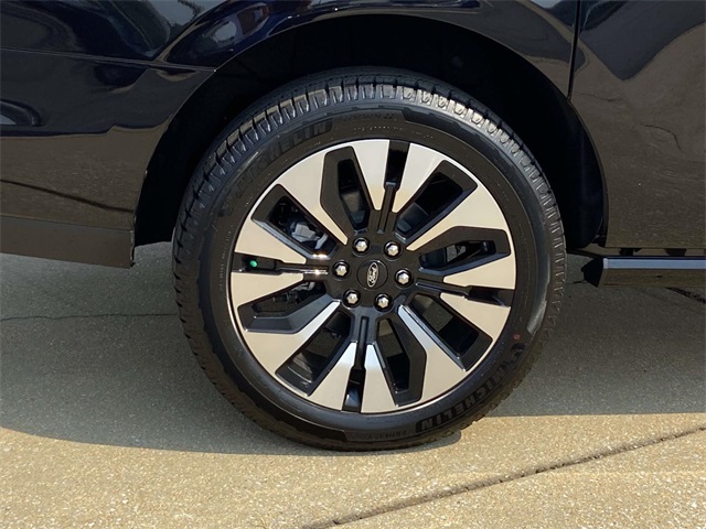 2025 Ford Expedition MAX Platinum photo 3