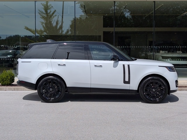 2025 Land Rover Range Rover SE photo 6