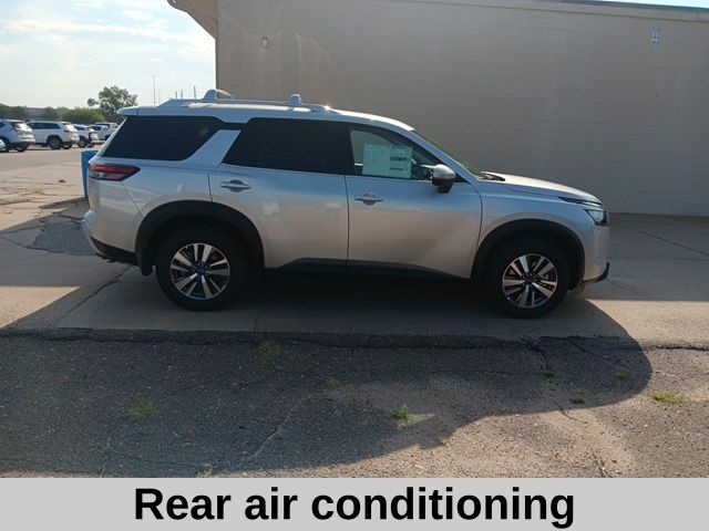 2025 Nissan Pathfinder SL photo 4