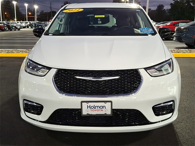 2024 Chrysler Pacifica Touring L photo 3