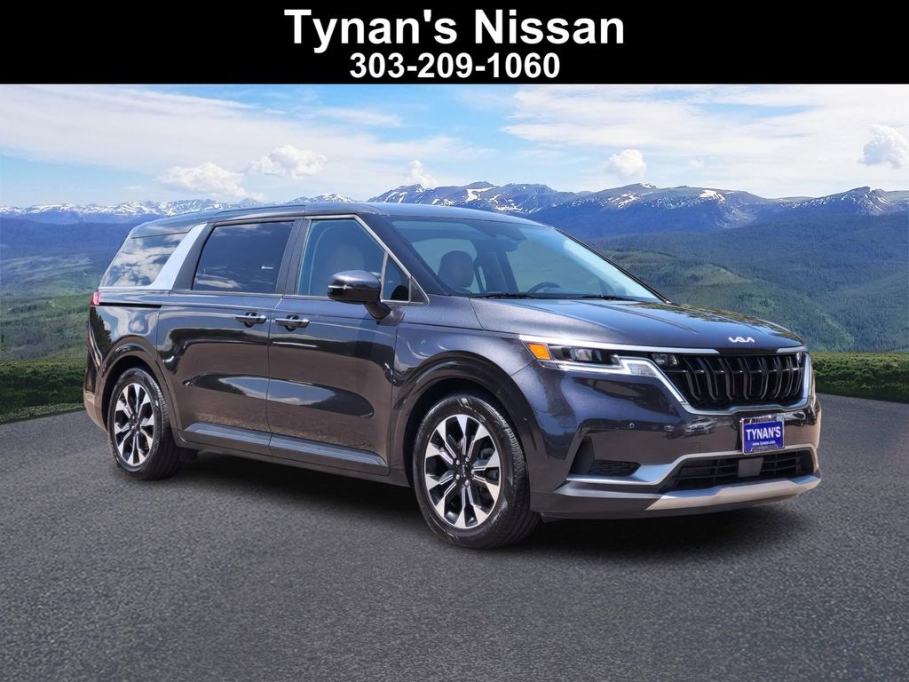 2024 Kia Carnival EX's photo