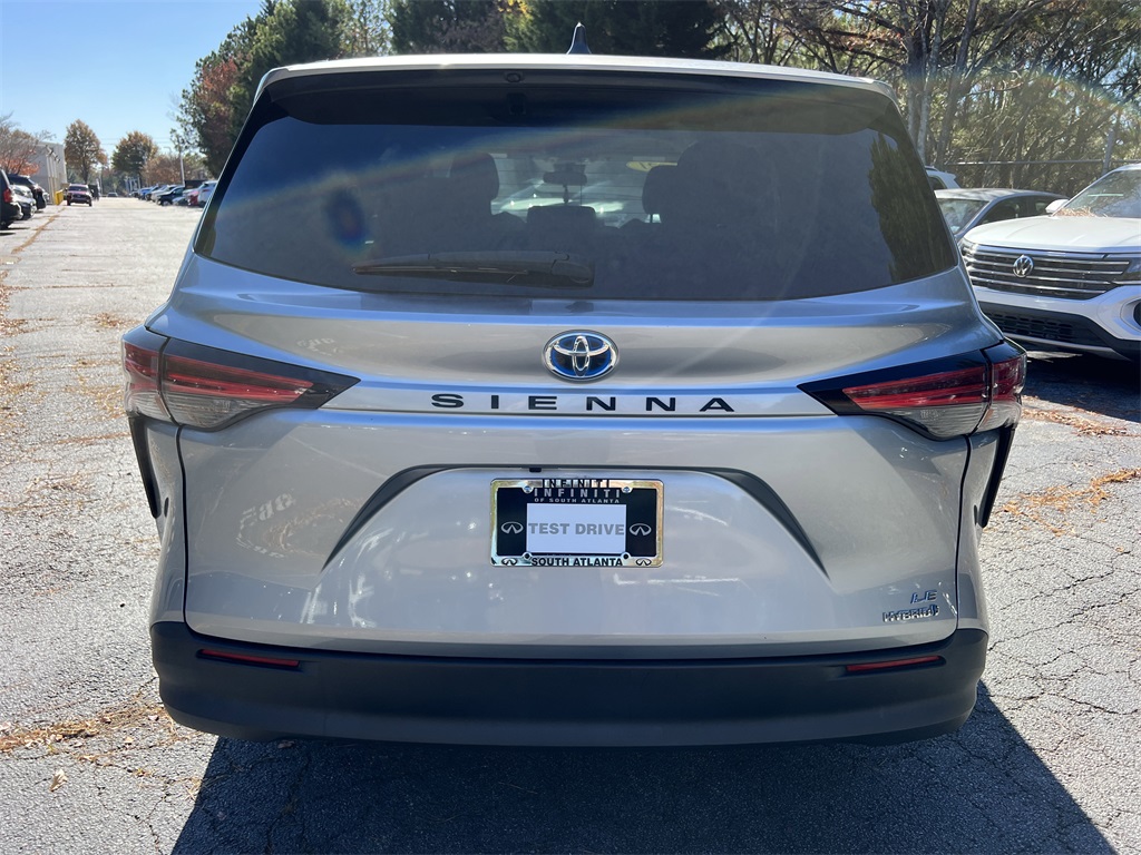 2021 Toyota Sienna LE photo 2