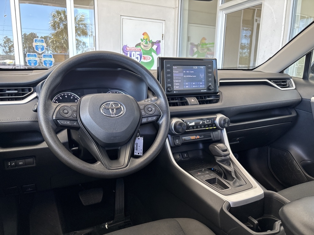 2022 Toyota RAV4 LE photo 18