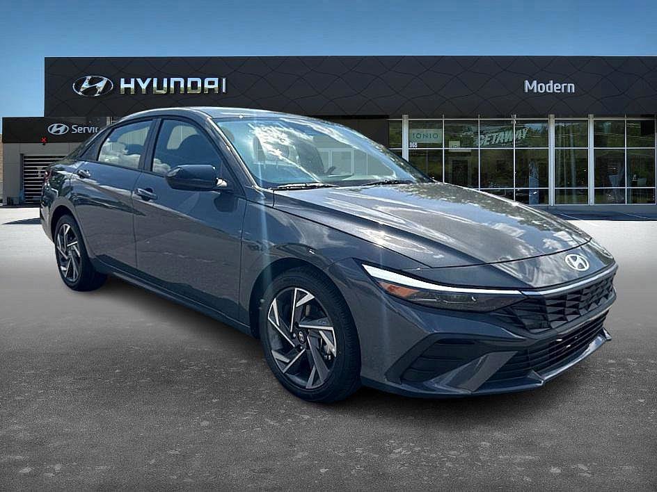 2025 Hyundai Elantra SEL Sport photo 2
