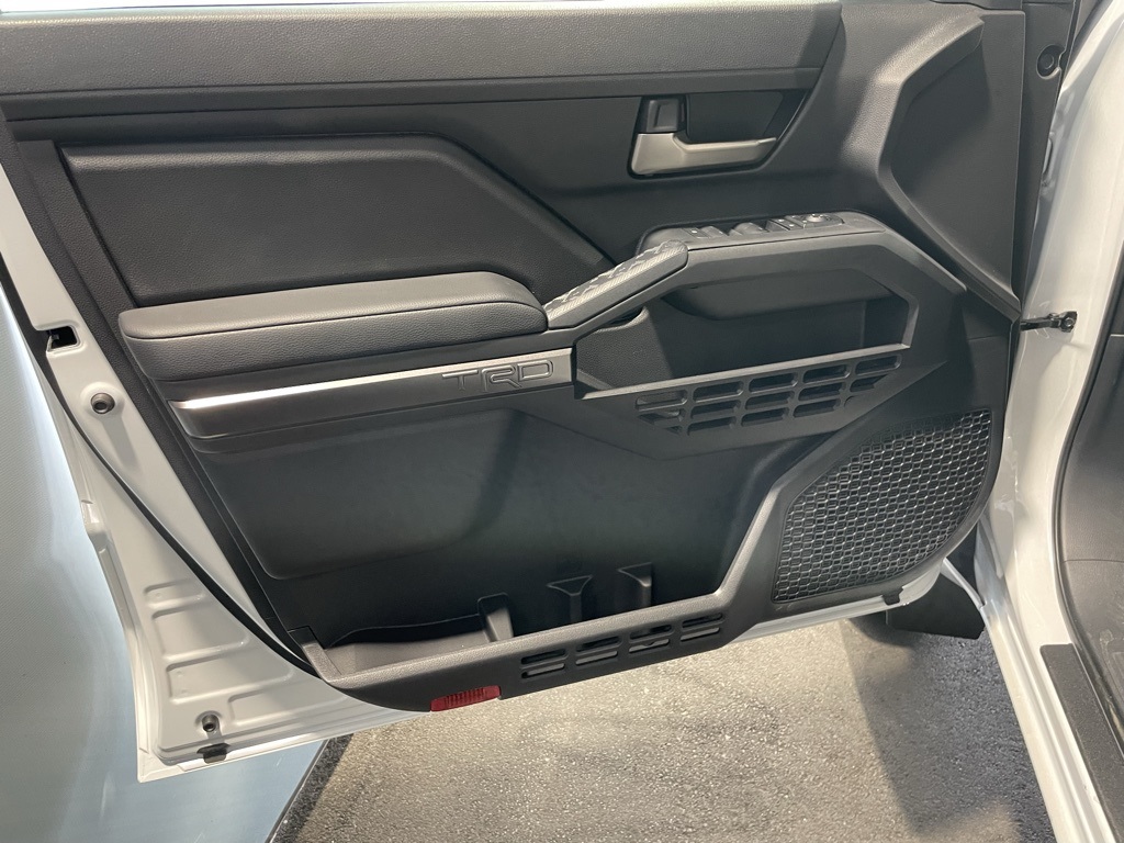 2025 Toyota Tacoma SR5 photo 21