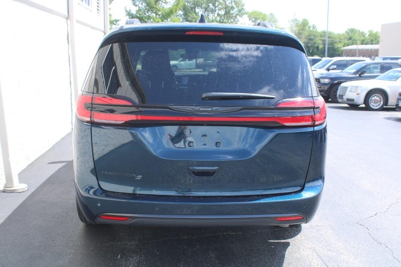2024 Chrysler Pacifica Touring L photo 4