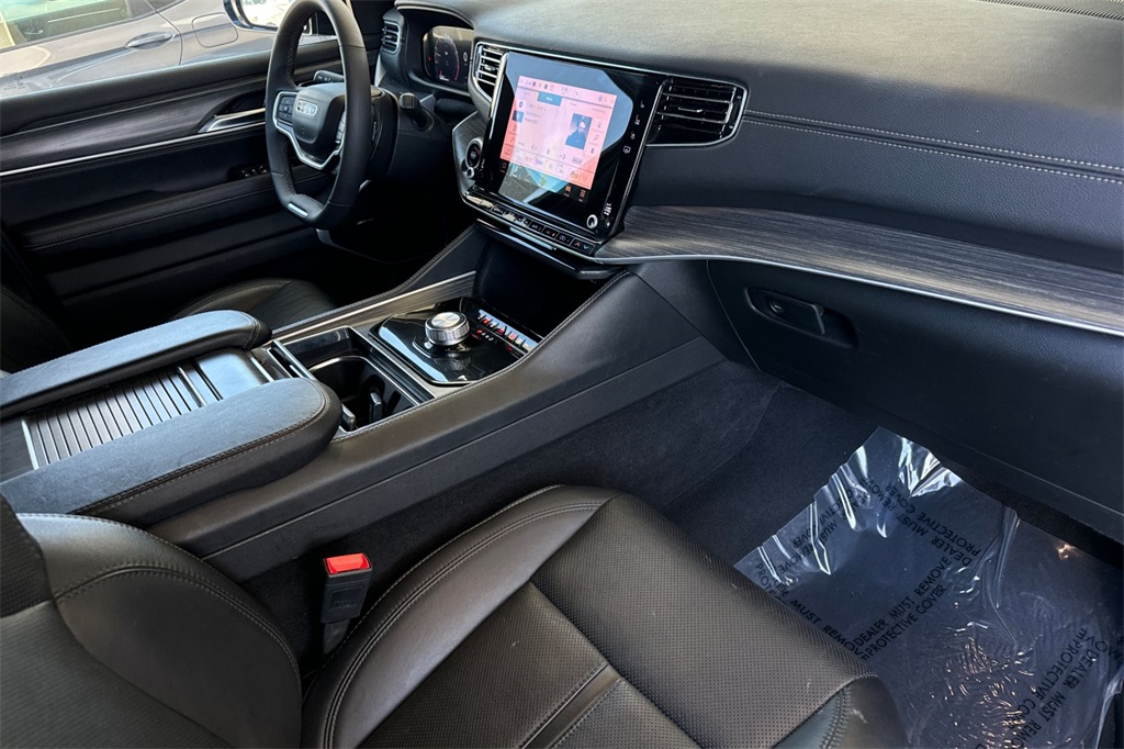 2024 Jeep Wagoneer L Series II photo 18
