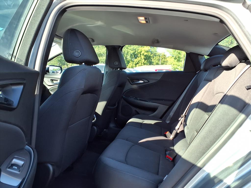 2024 Chevrolet Malibu 1LT photo 2
