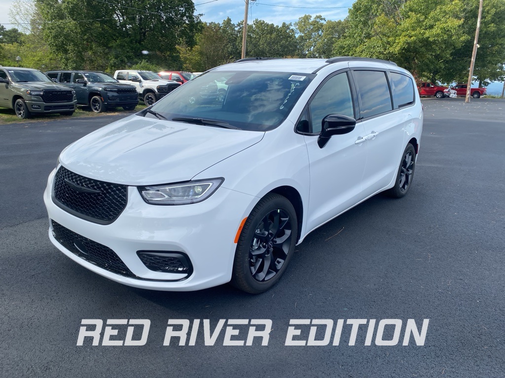 2026 Chrysler Pacifica Select's photo