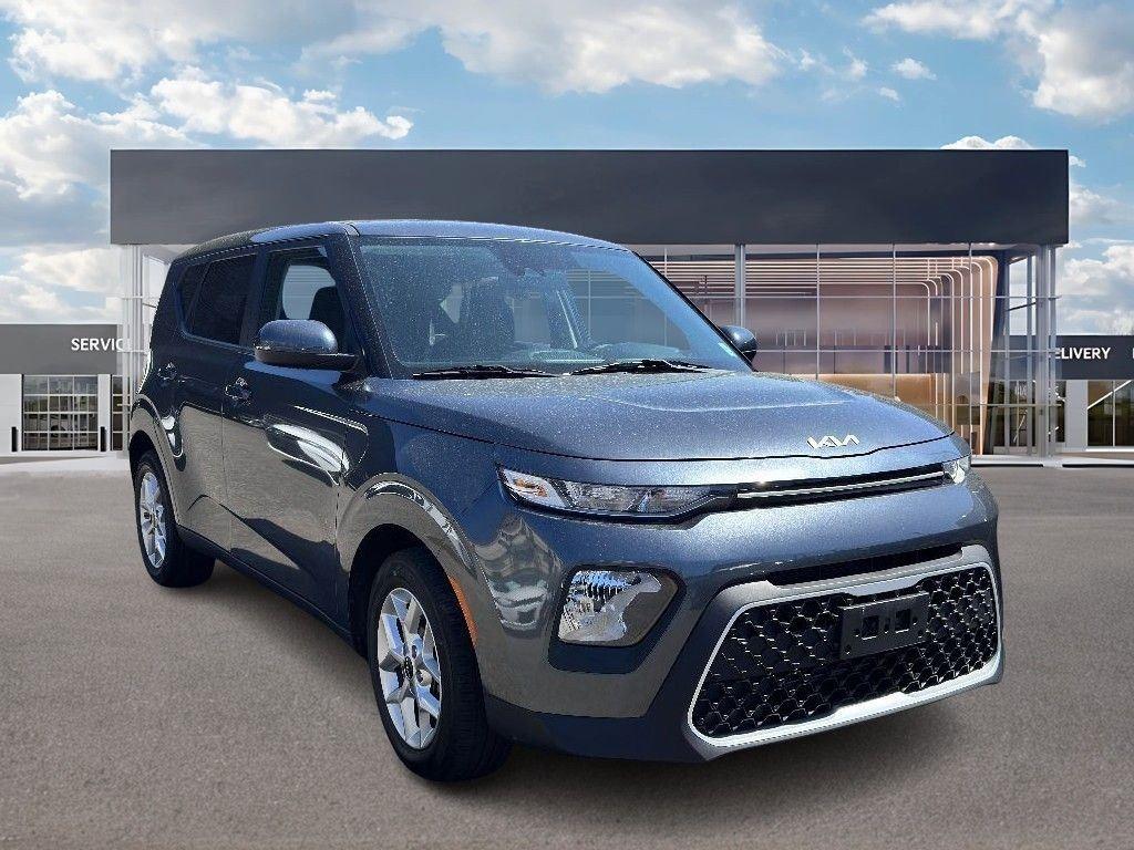 2022 Kia Soul LX photo 2