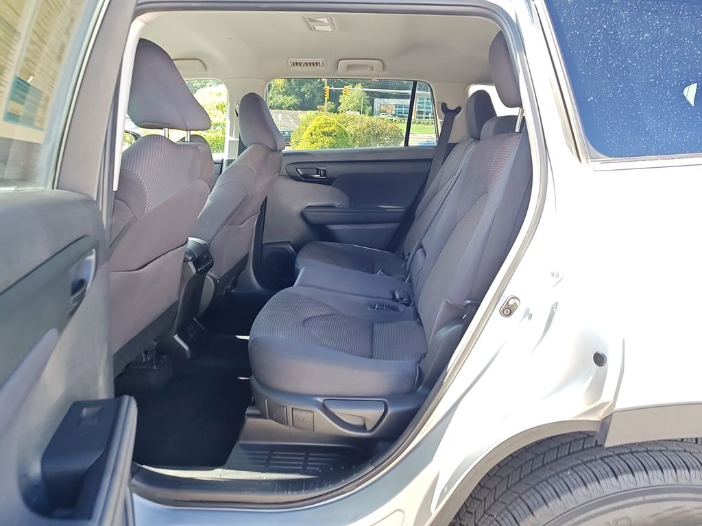 2023 Toyota Highlander LE photo 6