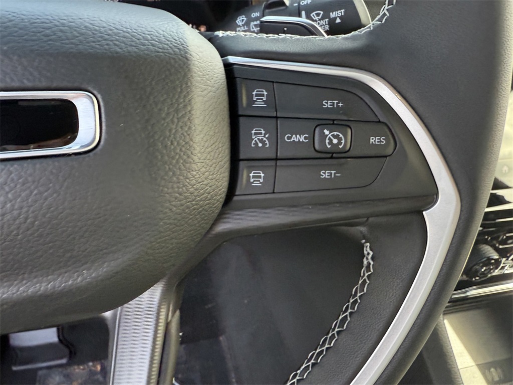 2025 Jeep Grand Cherokee Laredo photo 18