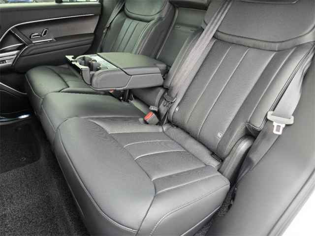 2025 Land Rover Range Rover SE photo 11