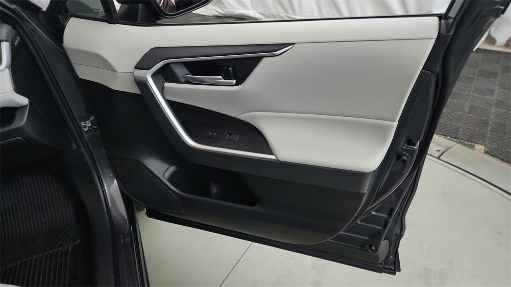 2024 Toyota RAV4 XLE Premium photo 9
