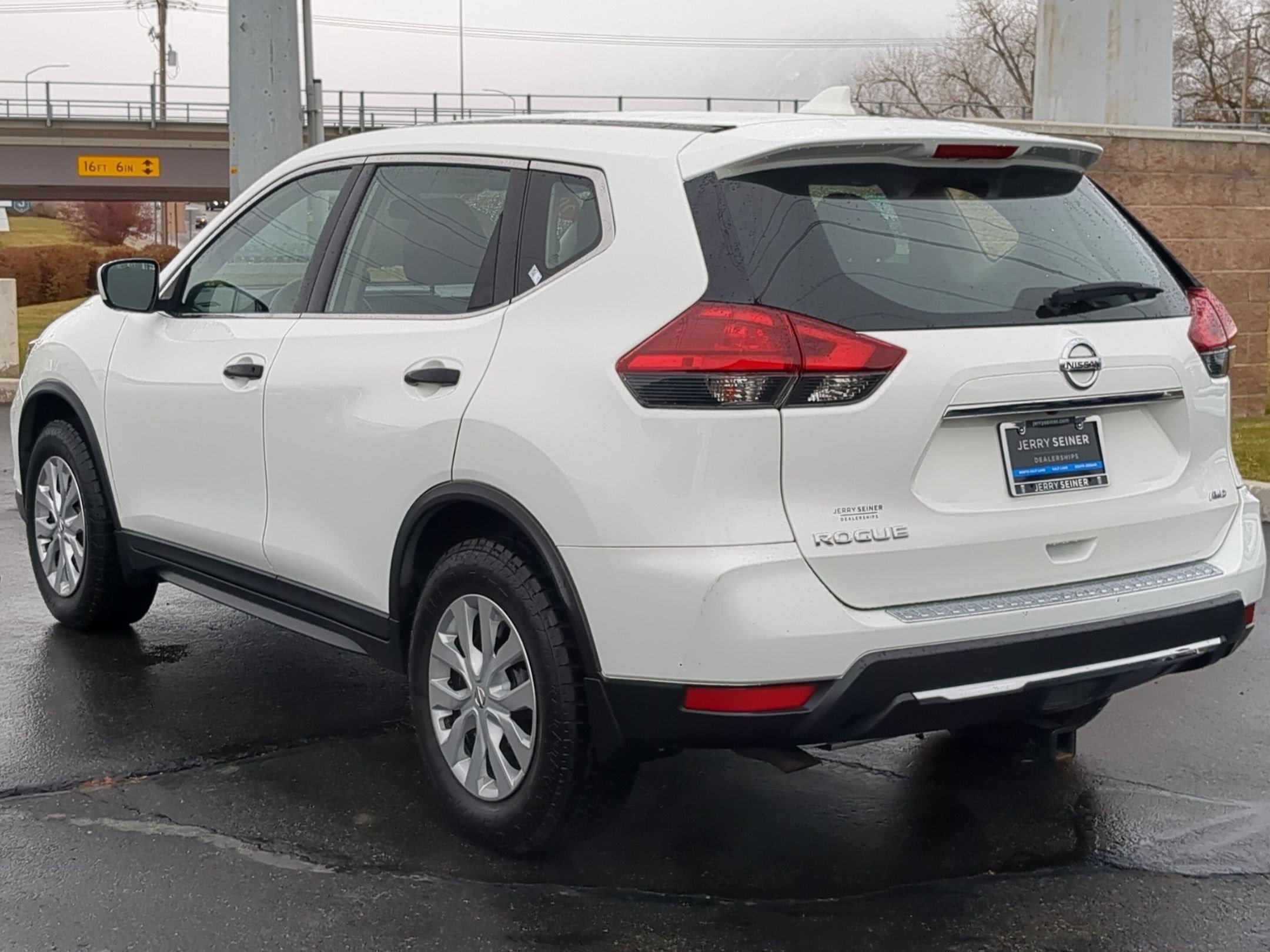 2017 Nissan Rogue S photo 2