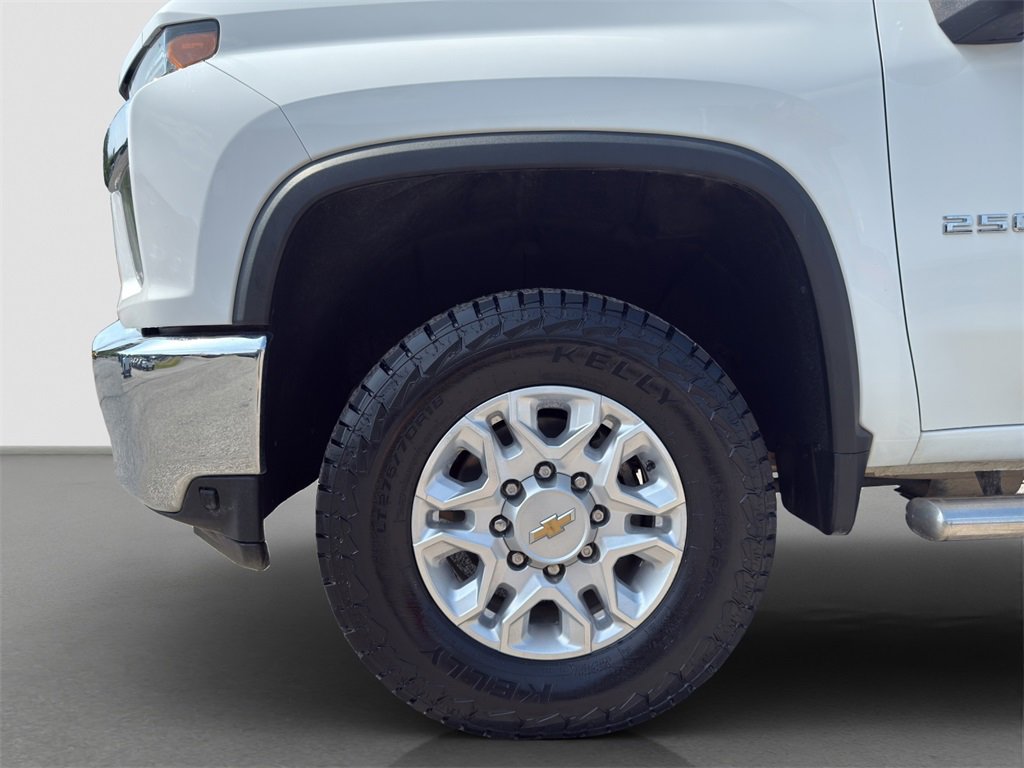 2021 Chevrolet Silverado LT photo 5