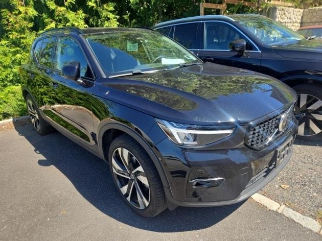 2023 Volvo XC40 Plus photo 2