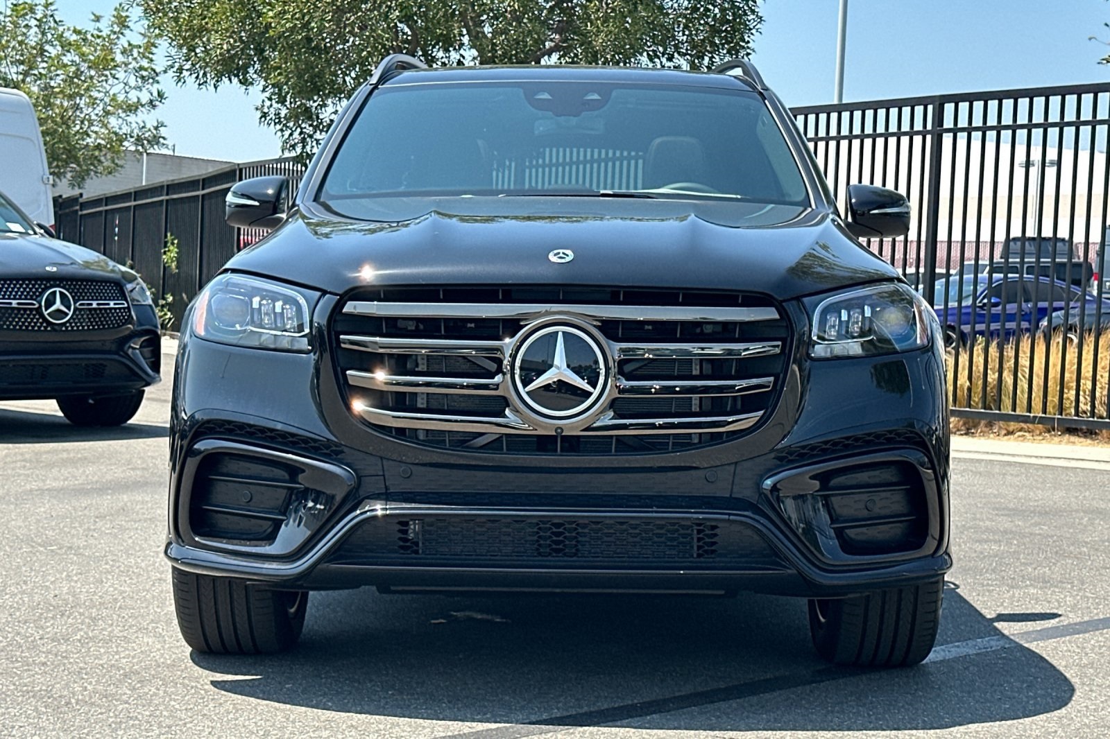 2025 Mercedes Benz GLS 450 4MATIC photo 3