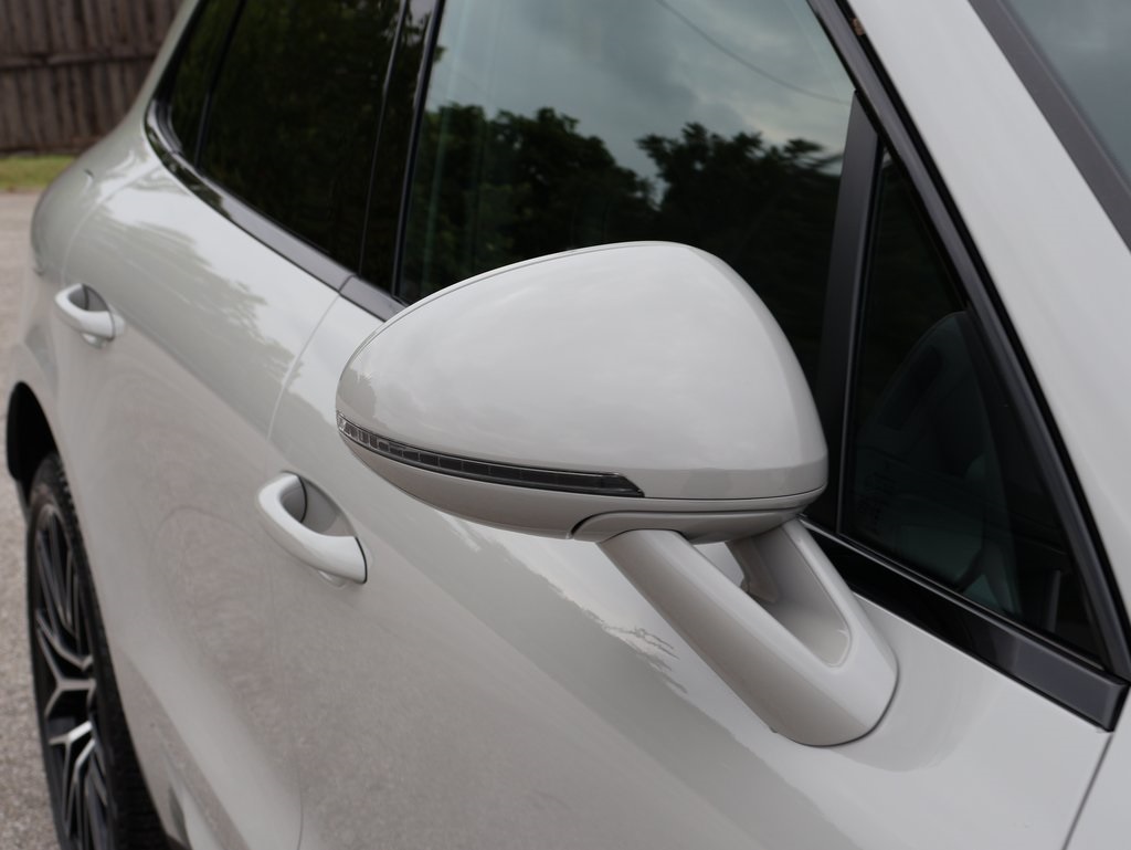 2025 Porsche Macan T photo 14