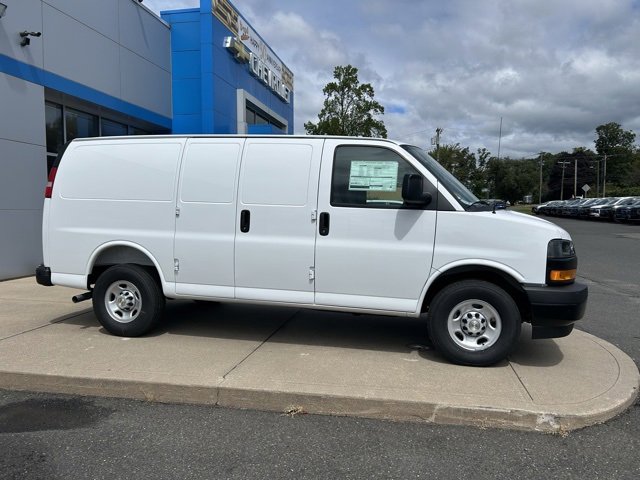 2025 Chevrolet Express Cargo 3500 photo 2