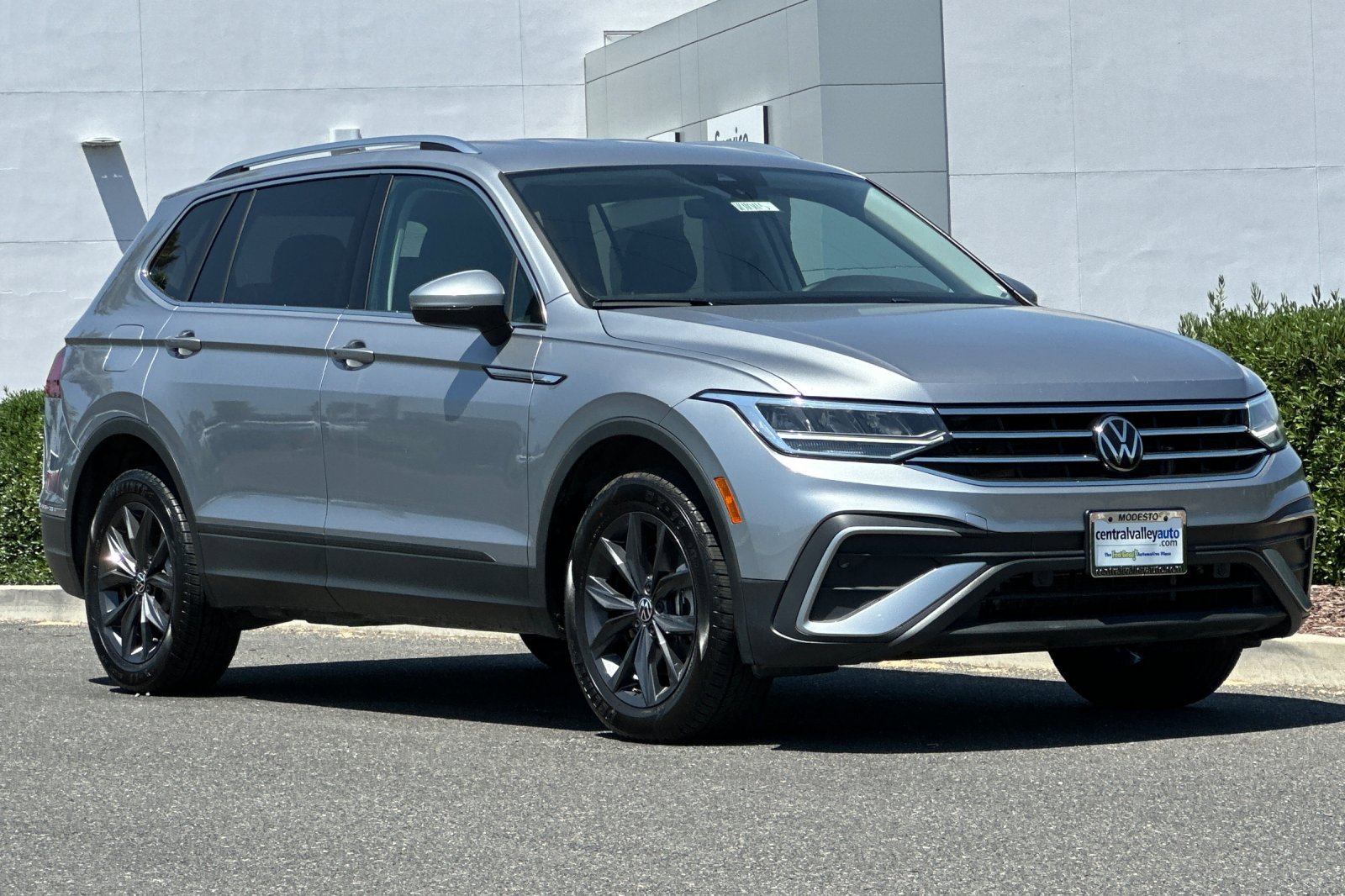 2024 Volkswagen Tiguan SE Wolfsburg Edition photo 2