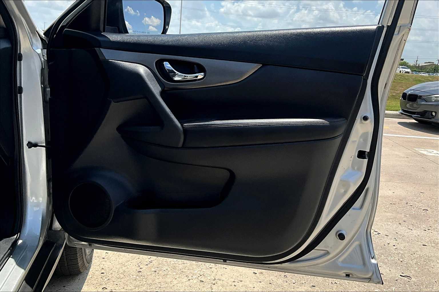 2016 Nissan Rogue SV photo 22