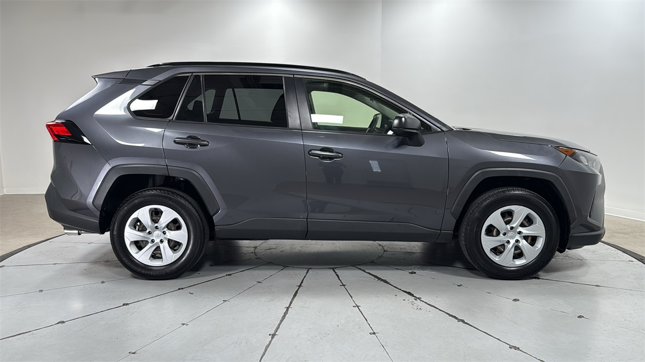 2019 Toyota RAV4 LE photo 6