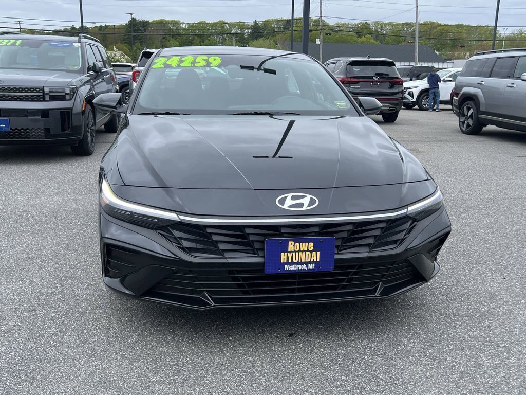 2025 Hyundai Elantra SEL Sport photo 2