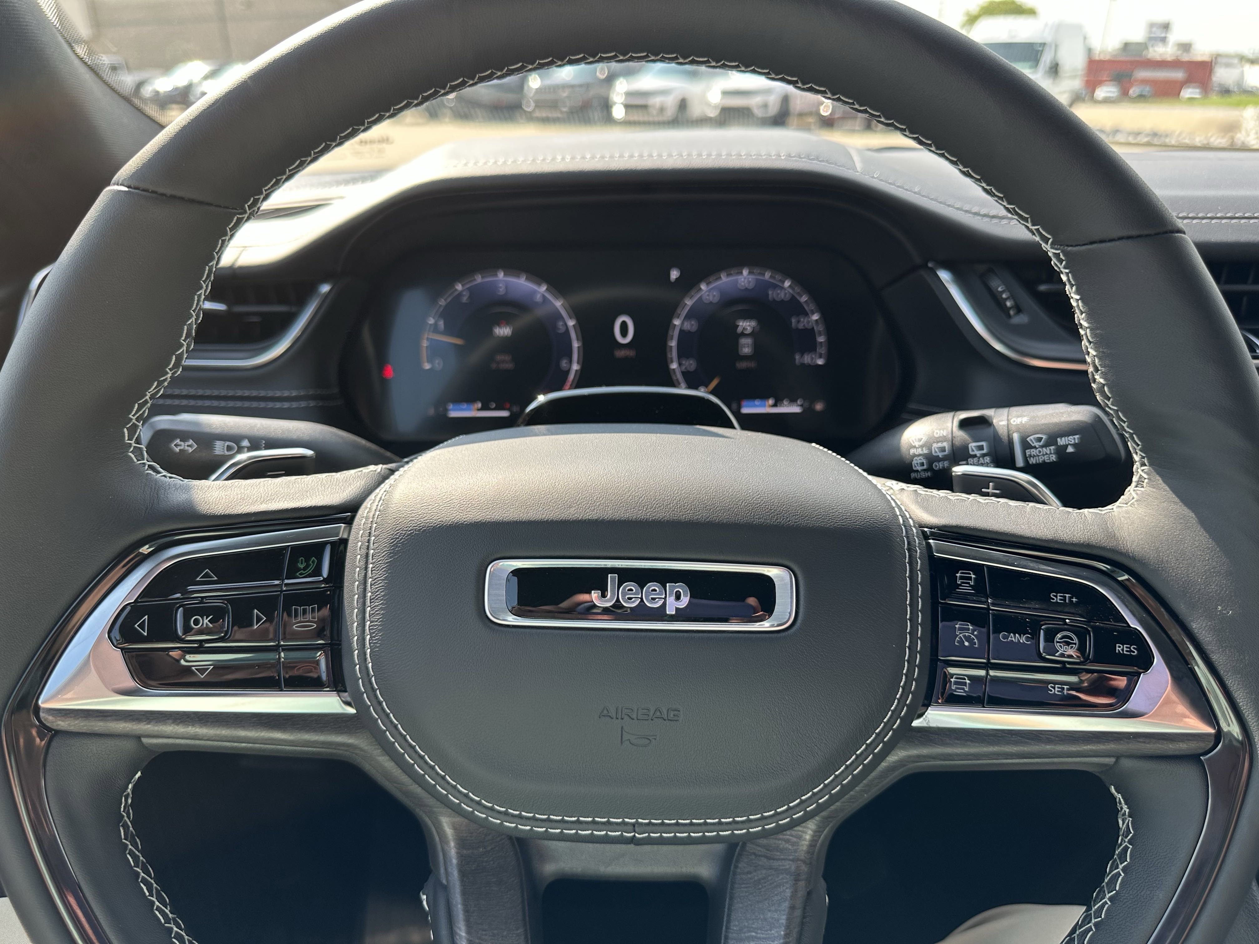 2025 Jeep Grand Cherokee Overland photo 3