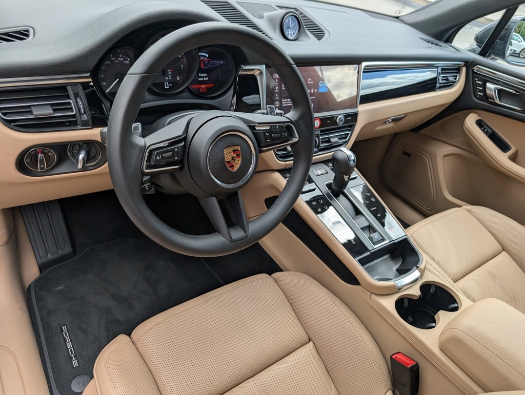 2025 Porsche Macan T photo 4