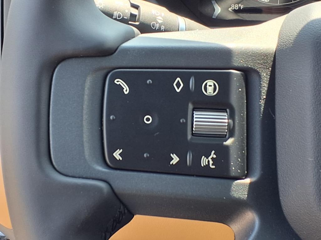 2025 Land Rover Defender 130 S photo 13