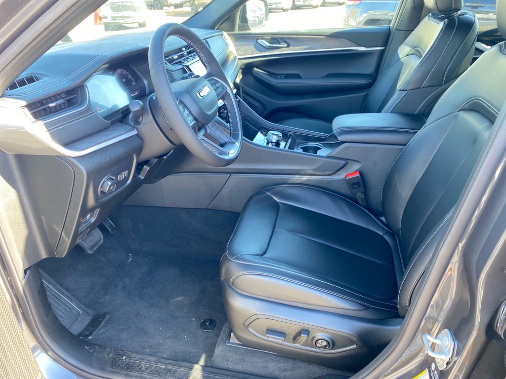 2025 Jeep Grand Cherokee Limited photo 3