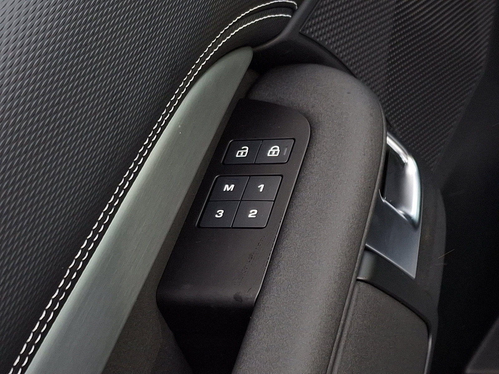 2025 Land Rover Discovery SE photo 29