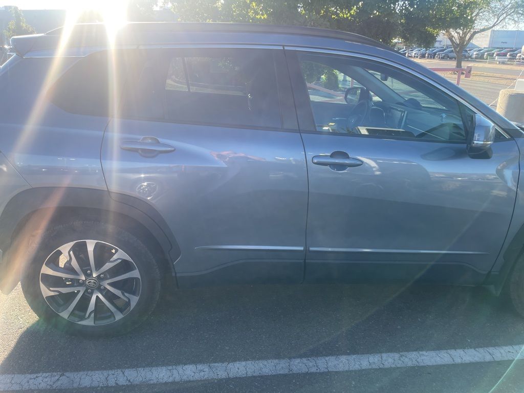 2022 Toyota Corolla Cross XLE photo 3