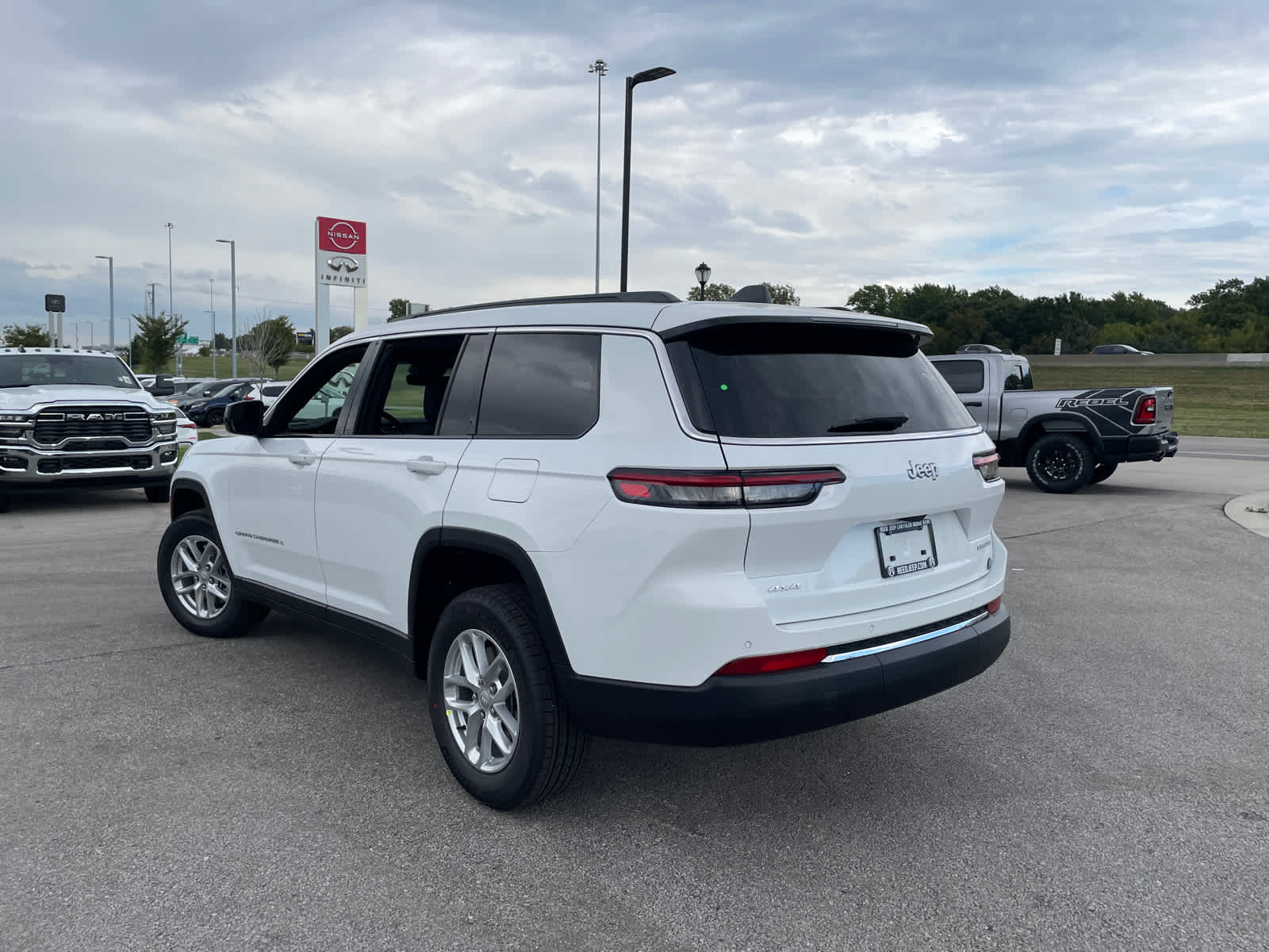 2025 Jeep Grand Cherokee Laredo photo 4