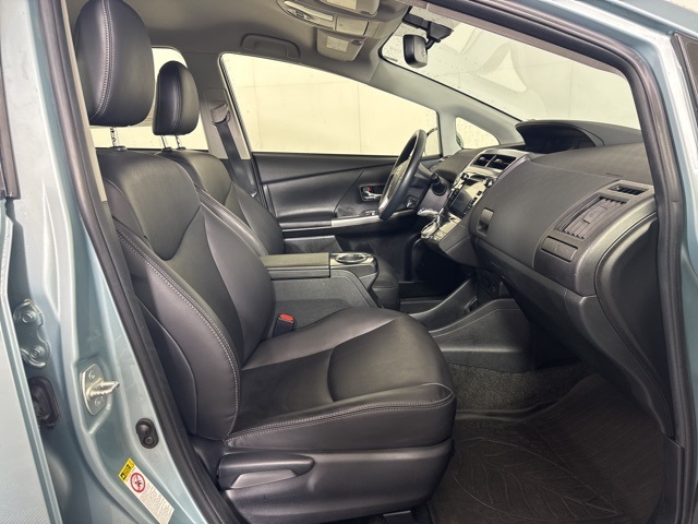 2017 Toyota Prius V Four photo 4