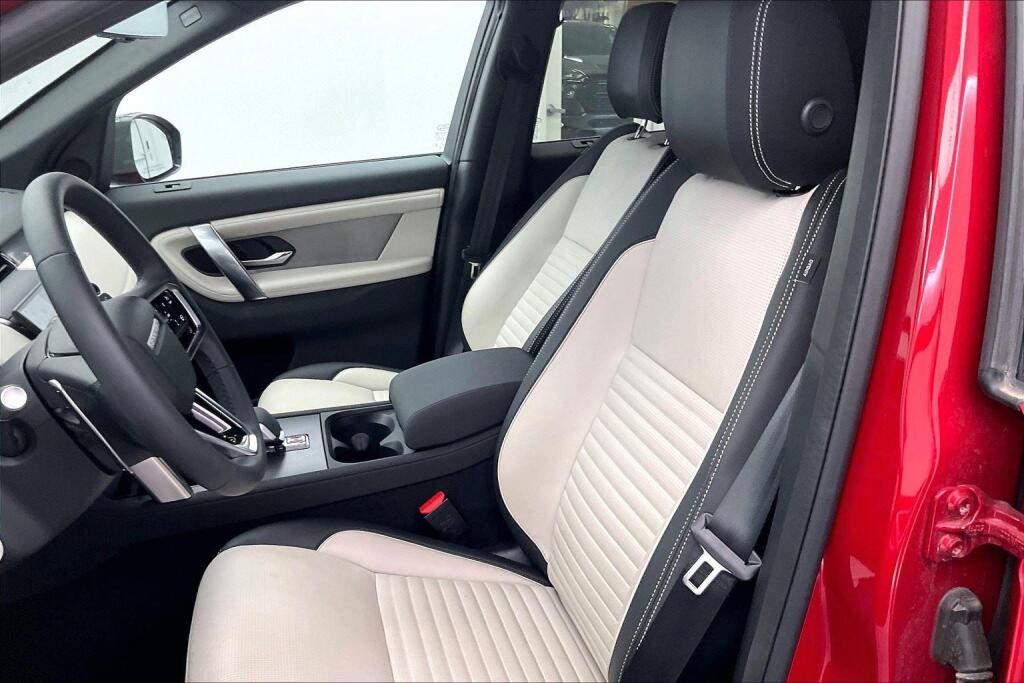 2025 Land Rover Discovery Sport Dynamic SE photo 3