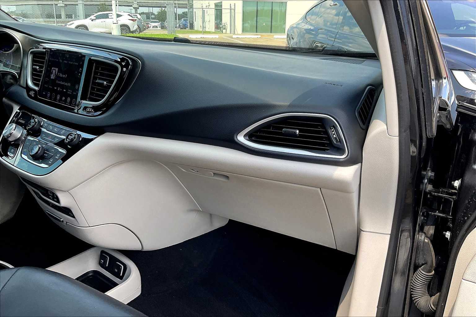 2020 Chrysler Pacifica Touring Plus photo 15