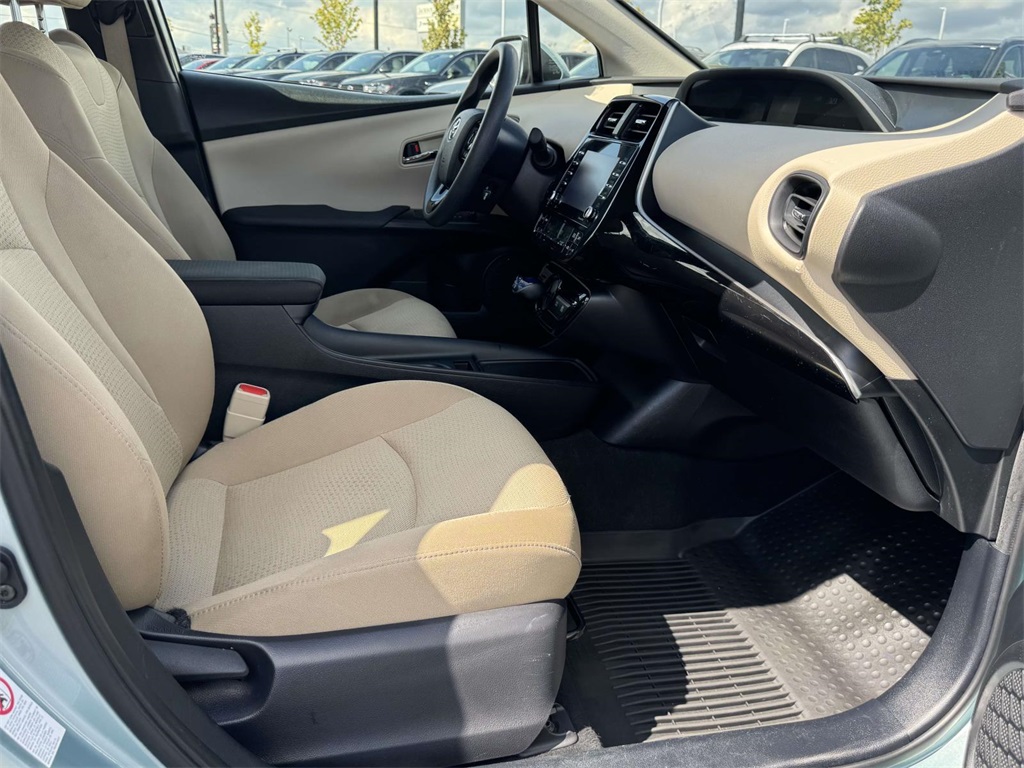 2021 Toyota Prius LE photo 16