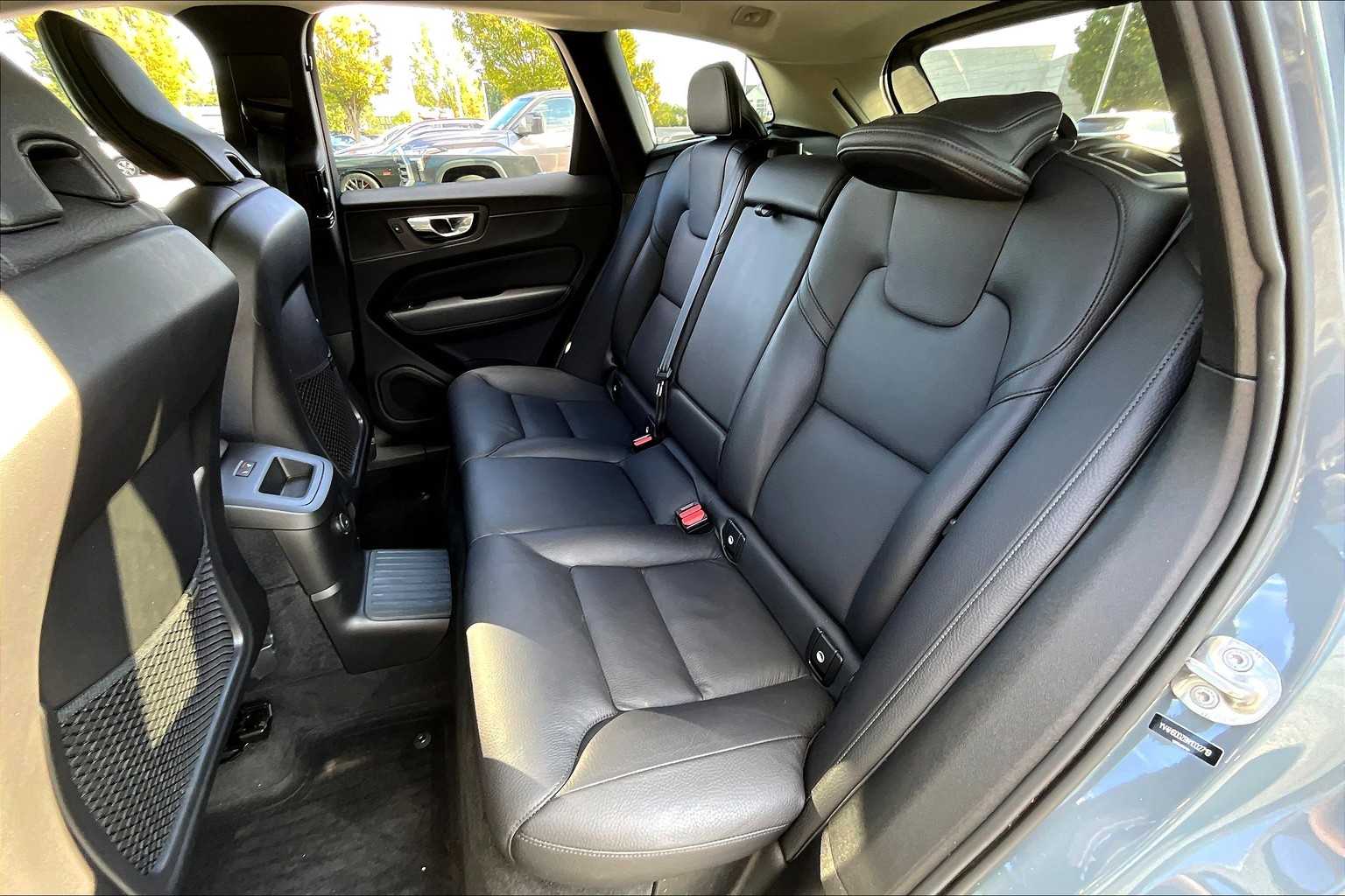 2022 Volvo XC60 Recharge Hybrid Inscription Expression photo 17