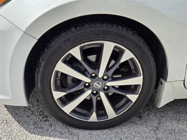 2017 Nissan Altima 2.5 SR photo 2