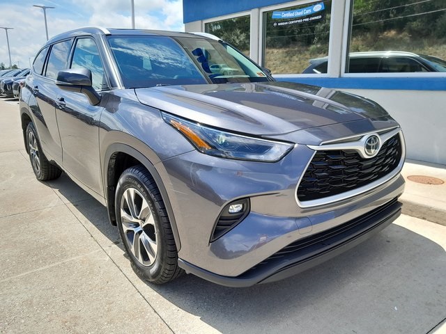 2022 Toyota Highlander XLE photo 3