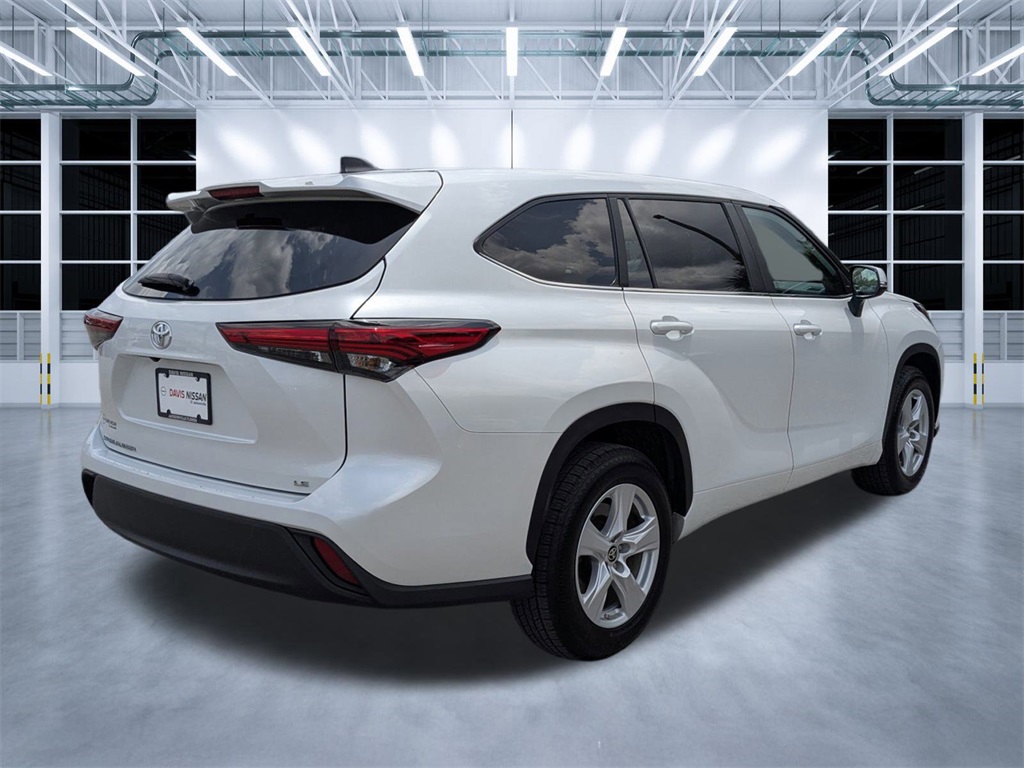 2023 Toyota Highlander LE photo 3