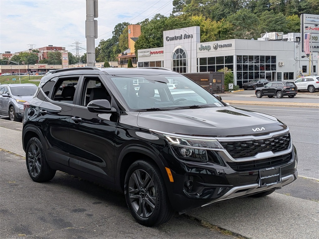 2023 Kia Seltos S photo 2