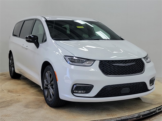 2026 Chrysler Pacifica photo 2