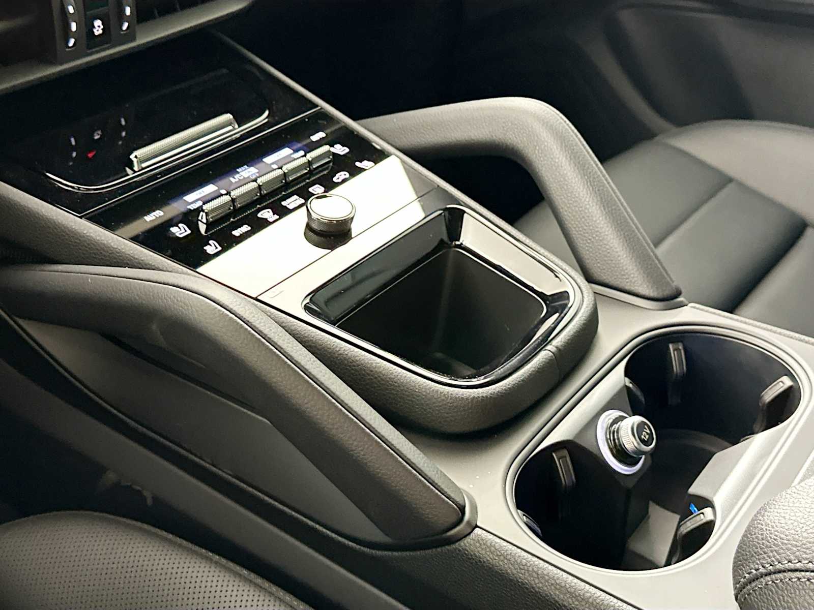 2025 Porsche Cayenne photo 18