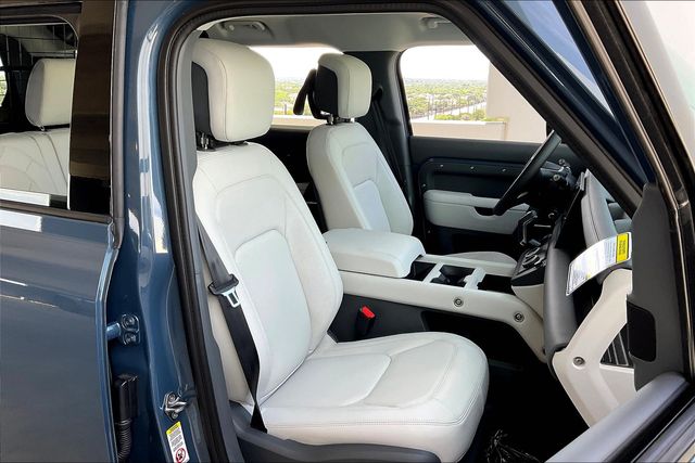 2025 Land Rover Defender 110 S photo 9