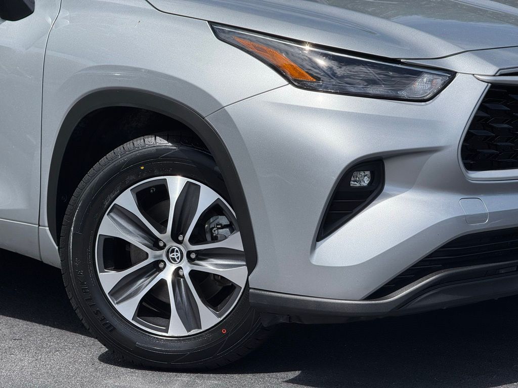 2023 Toyota Highlander XLE photo 3
