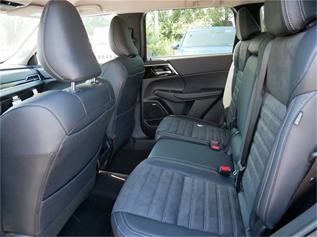 2025 Mitsubishi Outlander SE photo 4