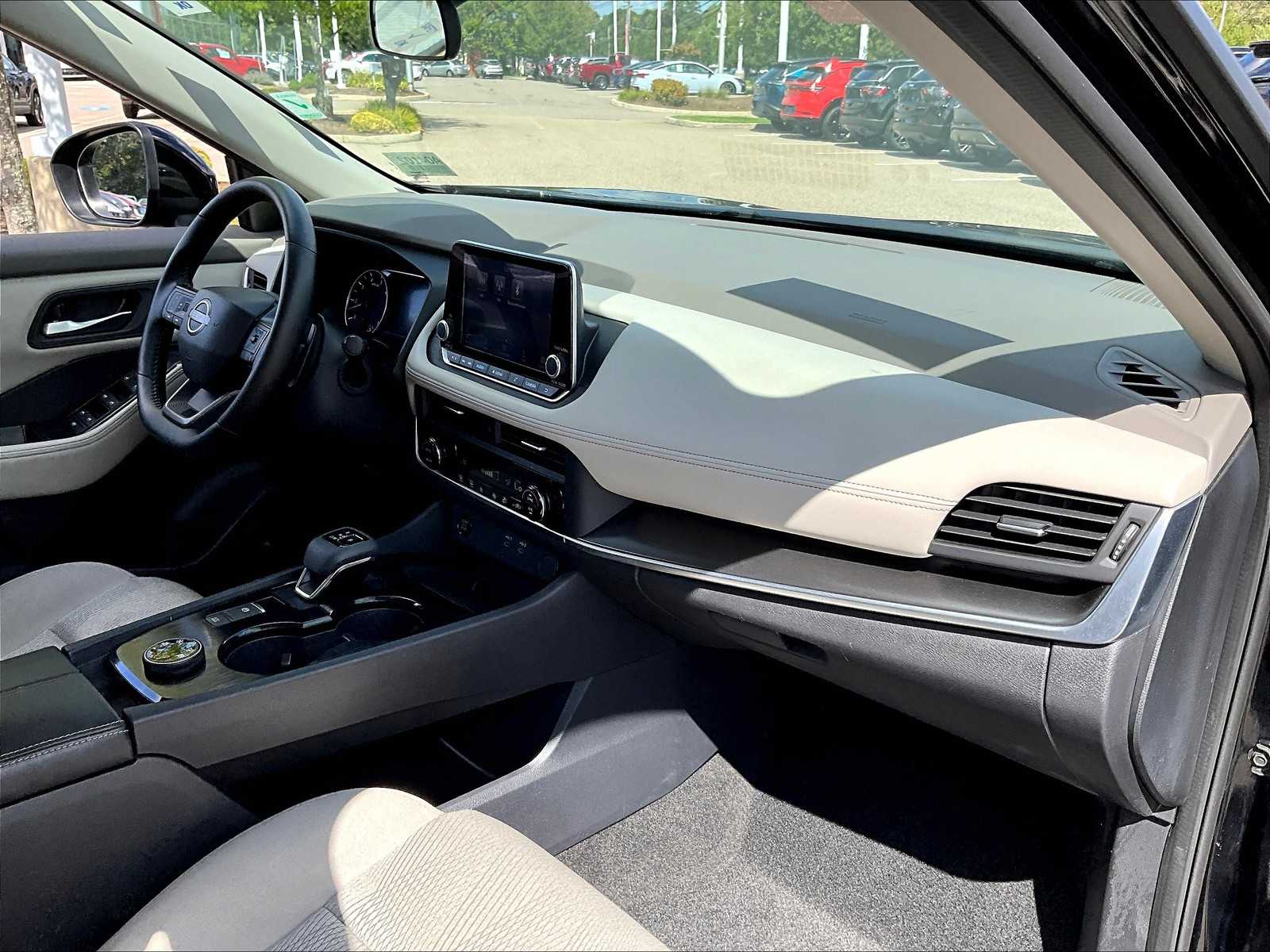 2025 Nissan Rogue SV photo 10
